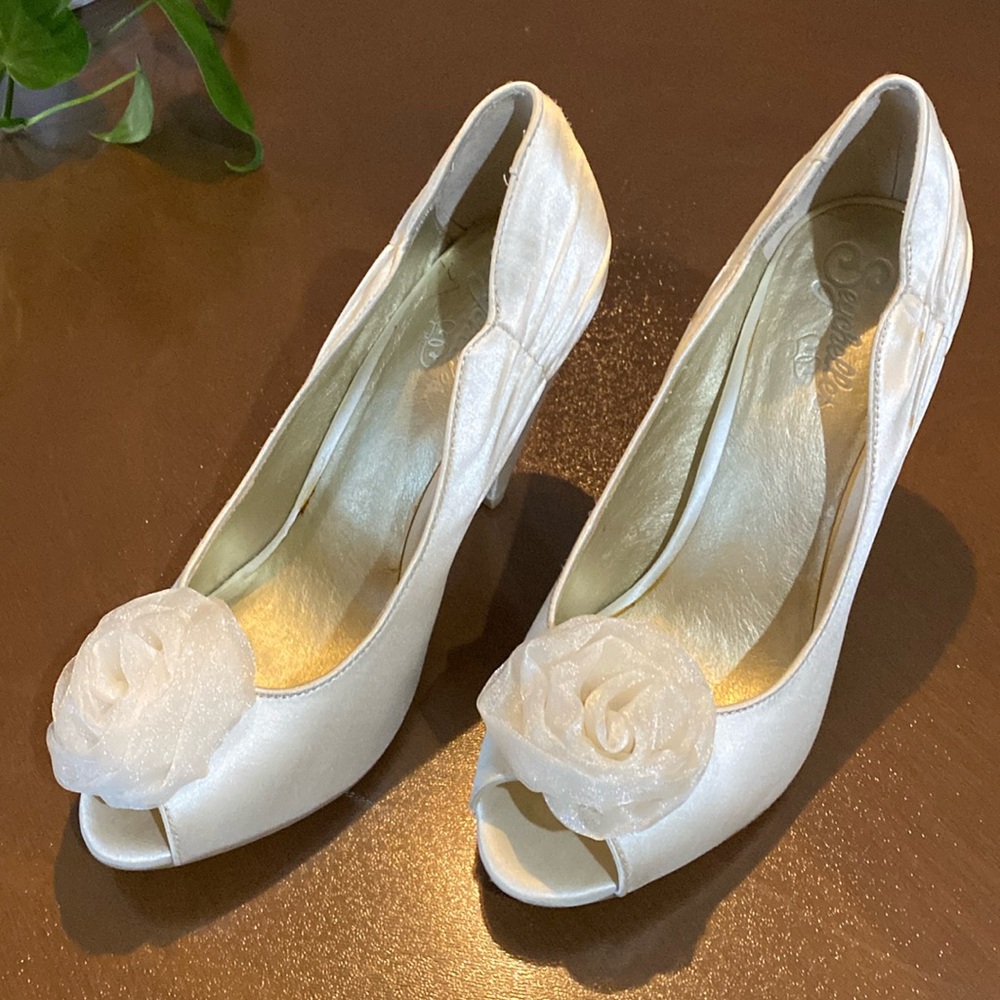 New Seychelles satin shoes